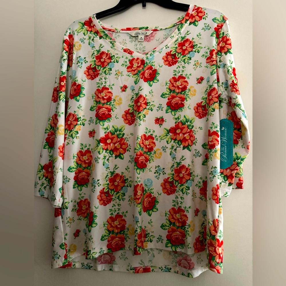 Floral Pioneer Woman blouse